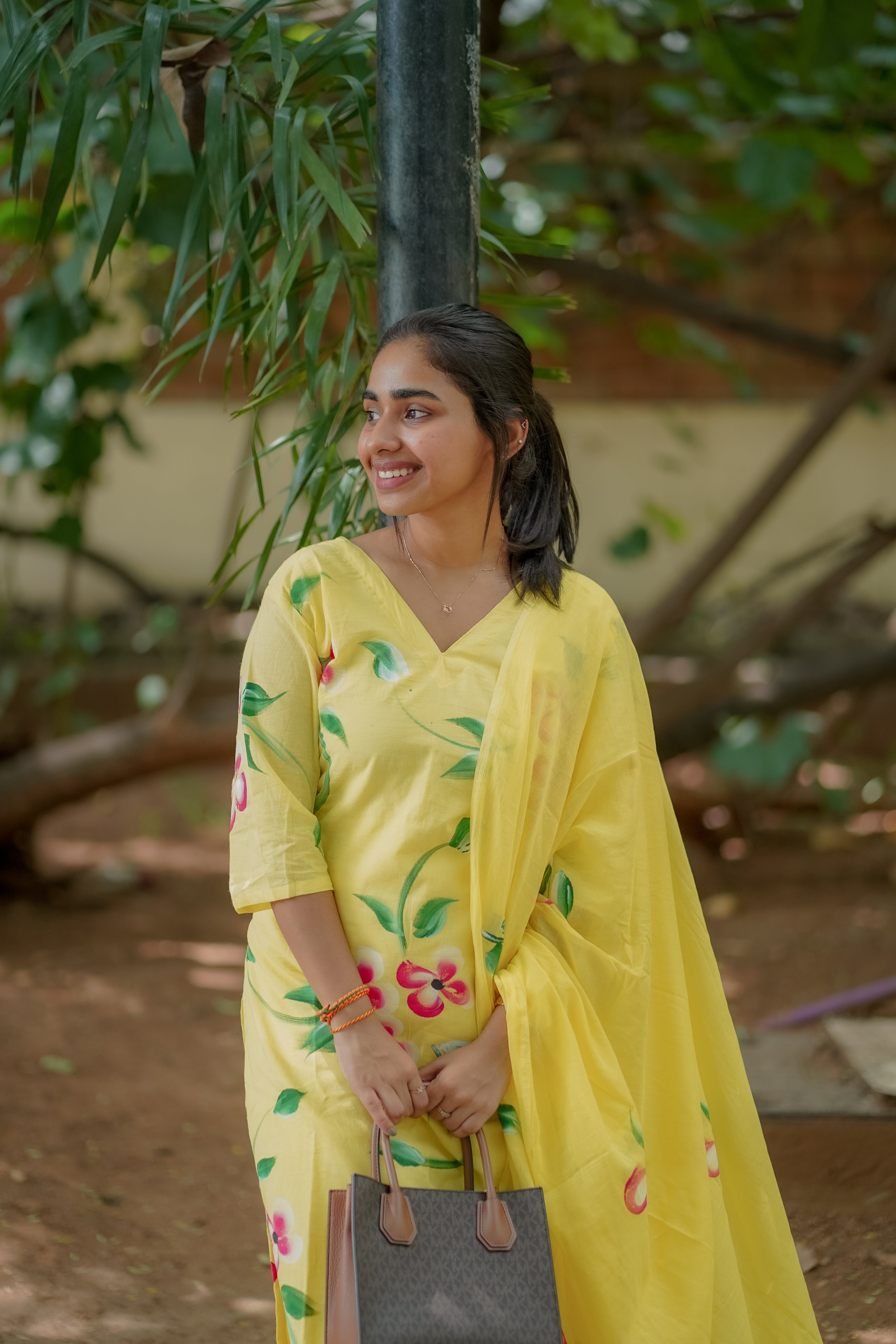 AKSHI - Yellow