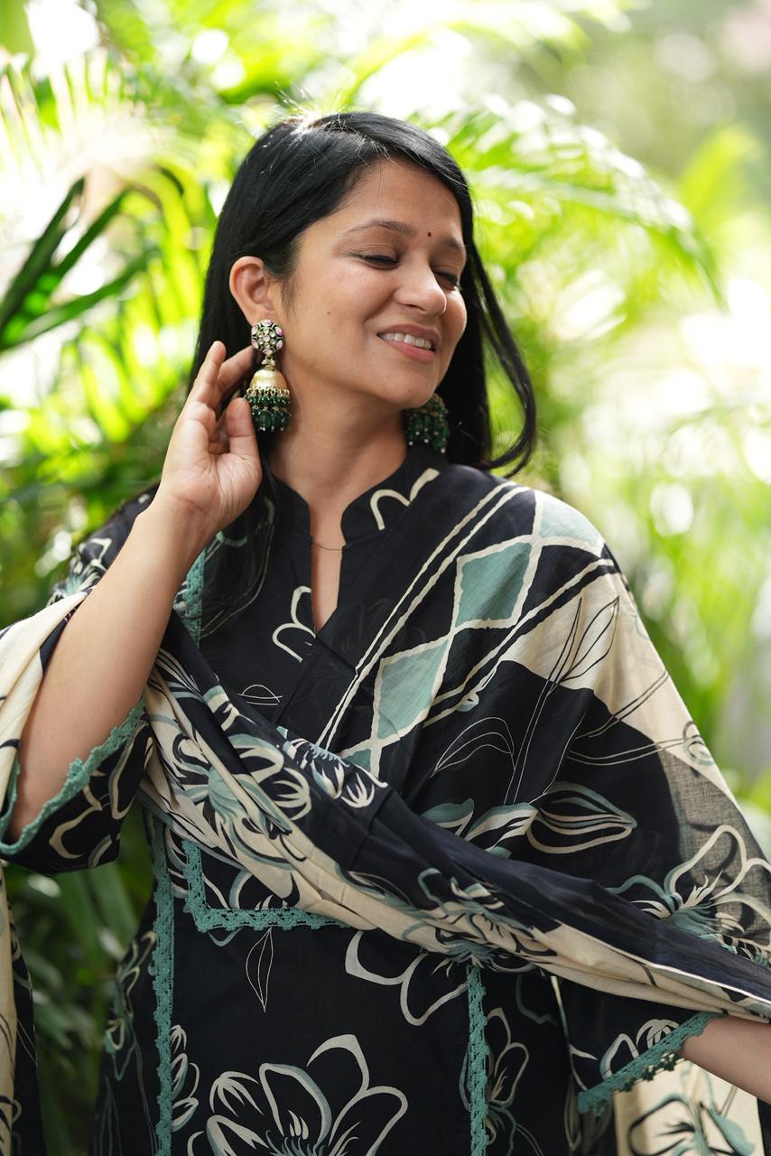 Black stright cut set