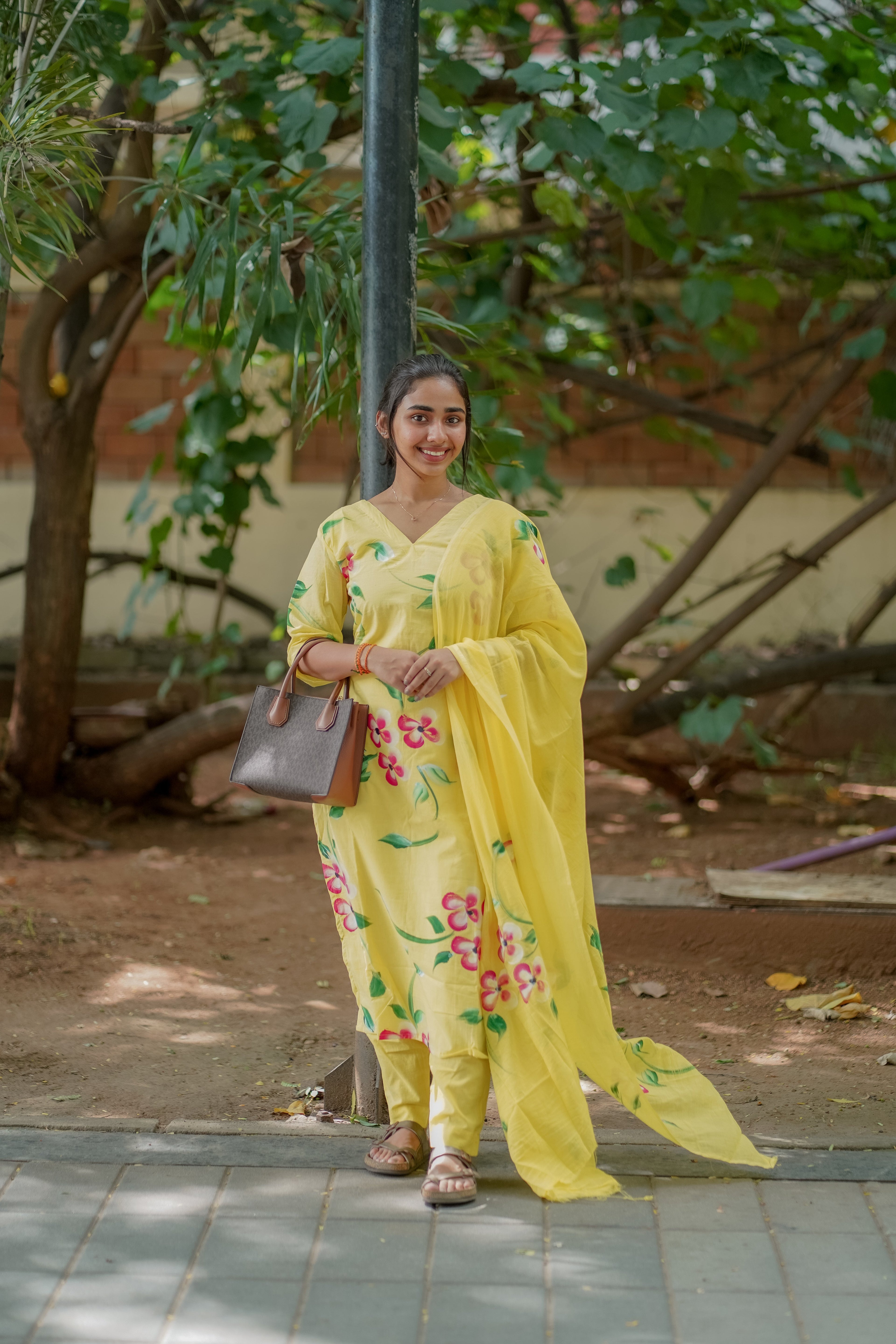 AKSHI - Yellow