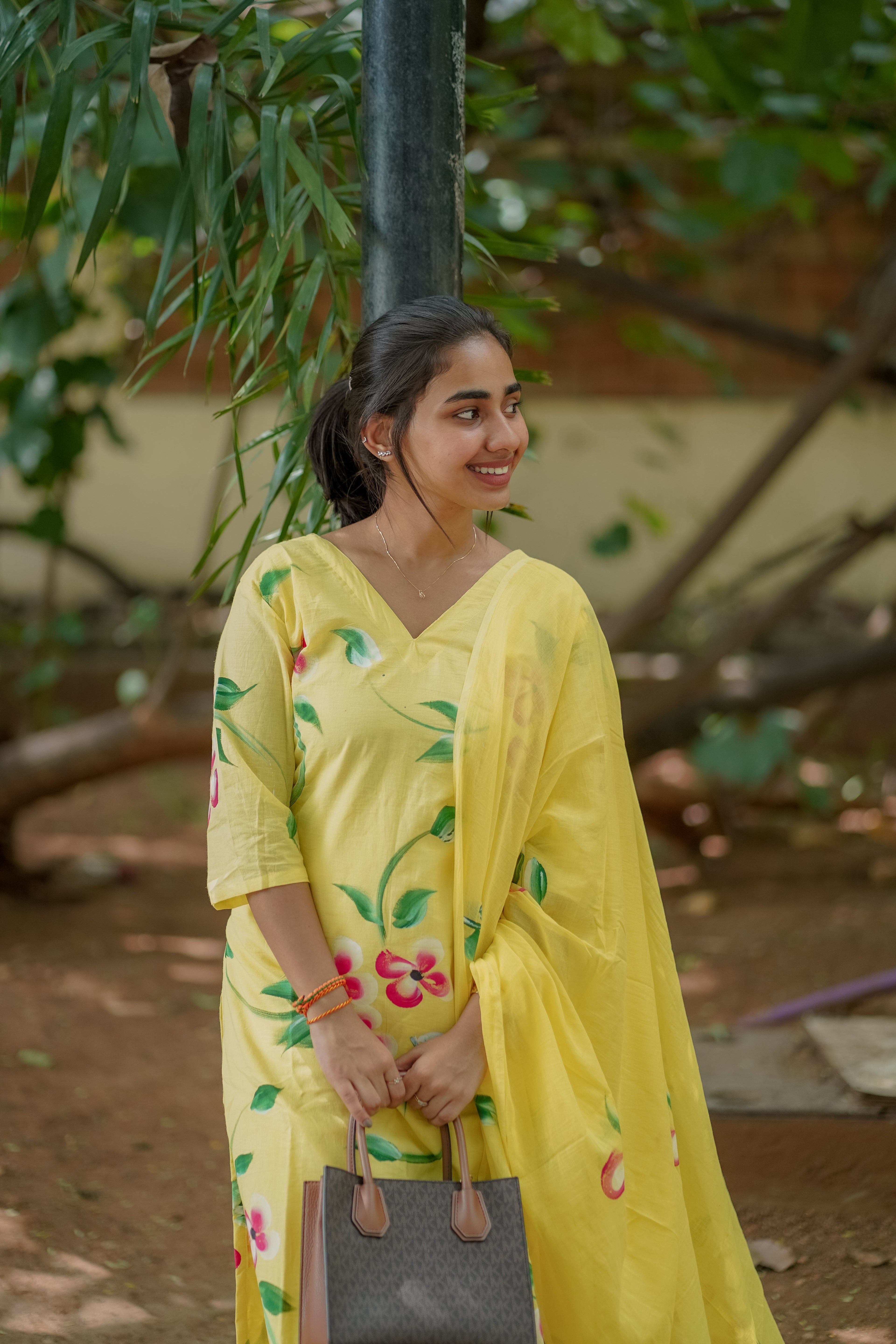 AKSHI - Yellow
