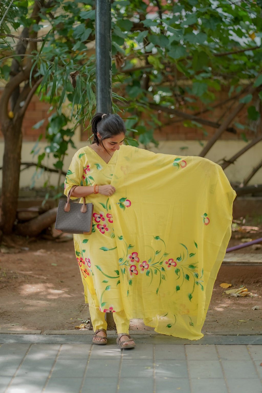 AKSHI - Yellow