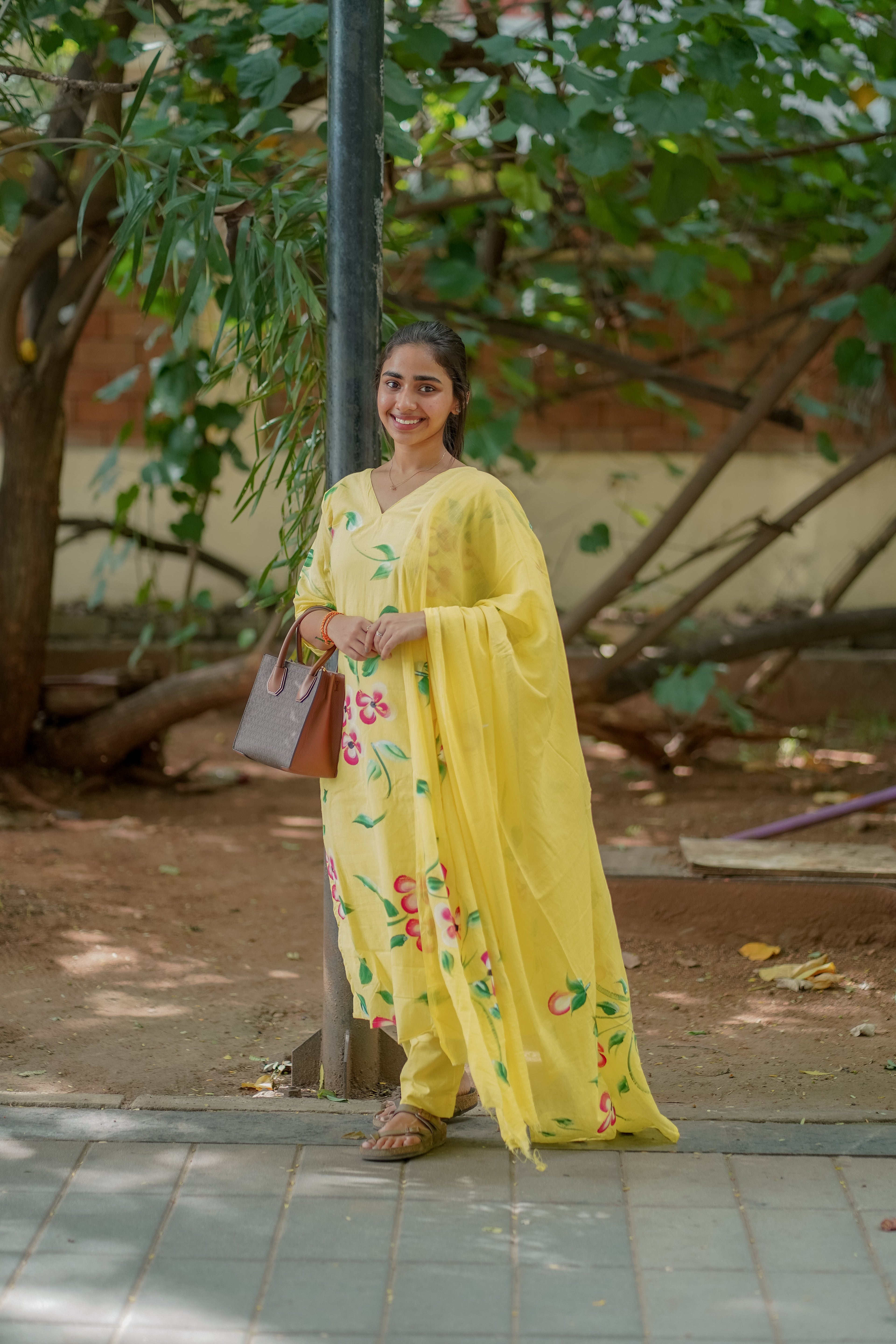 AKSHI - Yellow